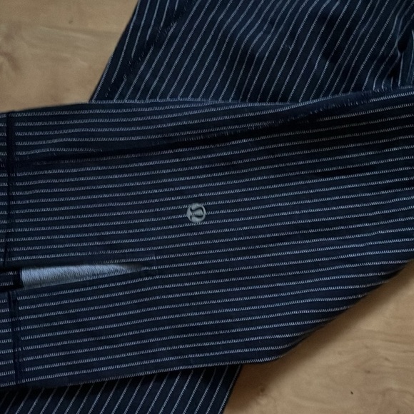 VTG Y2K Lululemon vertical stripe cropped flare leggings, size S - Picture 2 of 3